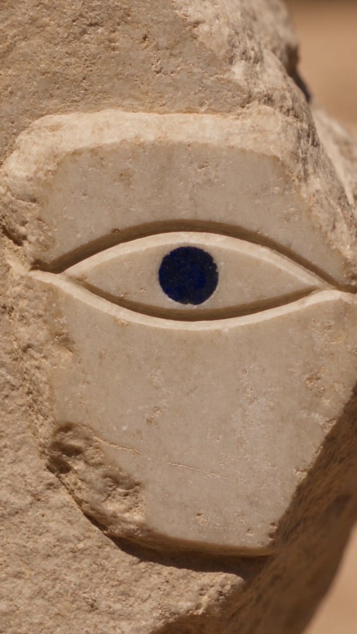 Un rostro tallado en piedra con el iris de cobalto.