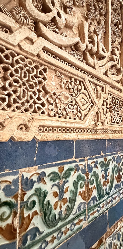 Yeso tallado sobre azulejo pintado