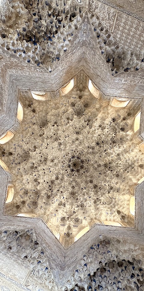 Una estrella de mocárabes abriéndose a la luz