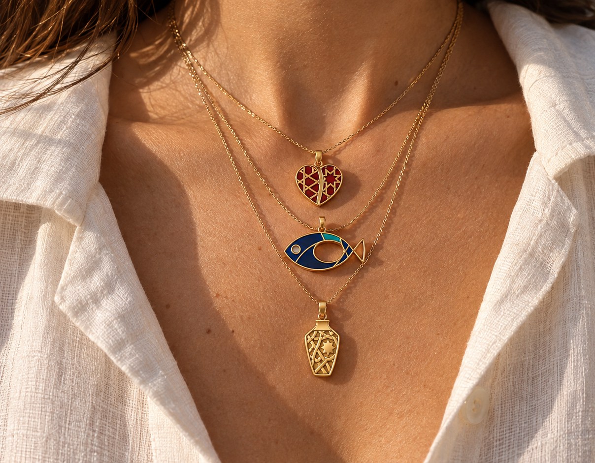 Tres cadenas: el Corazón por el reverso, el Pez, la Vasija por el reverso.